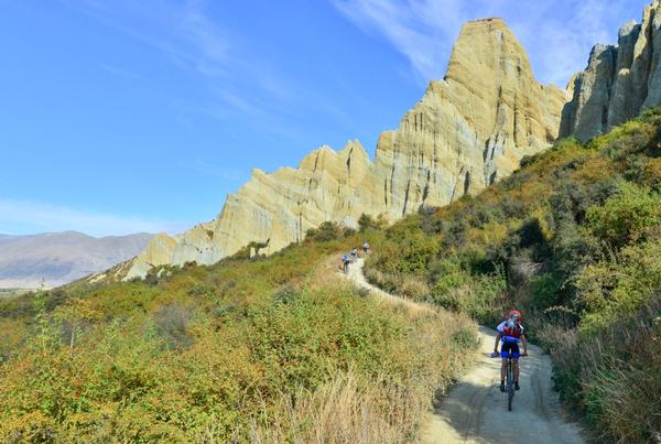 Teams riding up to the Clay cliffs near Omarama.